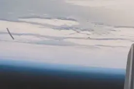 太空中拍到两个巨型雪茄状外星UFO！图片