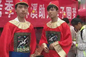 男子身着“状元服”为高考学子加油“棕”状元图片