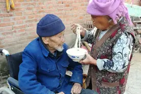 郸城：七旬侄媳陈凤兰孝敬百岁卧床叔叔图片