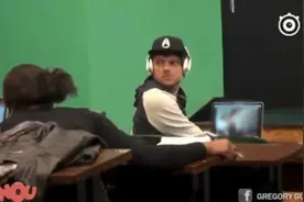 身败名裂系列！课堂上看片忘记关声音！图片