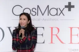 黎姿现身年会很少女 搂着弟弟亲密合照图片