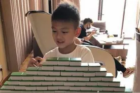 老了陪老爸！小亮仔把麻将打成乐高被田亮赞专注图片