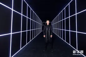 邓超现身腕表派对 一身黑衣尽显率性洒脱图片