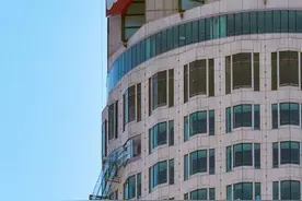 洛杉矶出现了高达七十层的天空滑梯，光看都觉得腿软图片