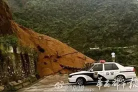 省道217线石棉境今早突发垮塌，进出甘孜通行困难图片