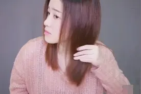 女生在家吹头发教学, 这样吹头发发质才会更加柔顺!视频封面