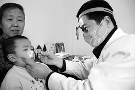 男童喘气像吹哨因花生米进气管，家人浑然不觉当气管炎治2个月图片