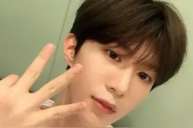 范丞丞微博粉丝破300万 发自拍照比数字感谢粉丝图片