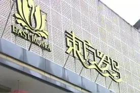 公共浴室里，女子竟打开手机跟老公视频聊天，更可气的是……图片