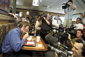 情有独钟！美男子40年共吃3万个巨无霸汉堡图片