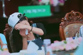 谢娜学赵丽颖这表情太到位了，听的赵丽颖狂擦汗，模仿何炅最到位视频封面