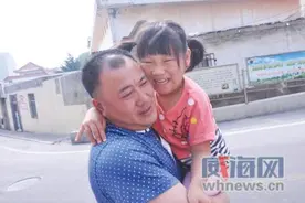 父爱如山：背着女儿“跳舞”的父亲图片