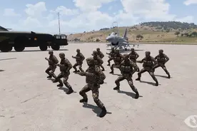 全体都有，军体拳，格斗准备！武装突袭3解放军霸气军体拳展示！视频封面