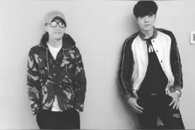 周星驰近照曝光帅惨了 迷彩服+棒球帽潮范十足图片