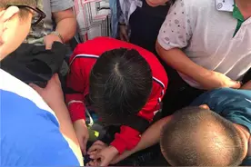 郑州高考考生裤子拉链过不了安检 交警和围观家长撕下拉链图片