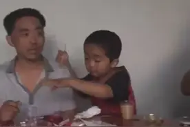 别喝了听话，这儿子敢打老爸可以的图片