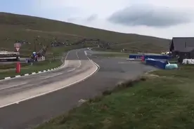 摩托赛道大战超跑 你猜谁赢了！视频封面