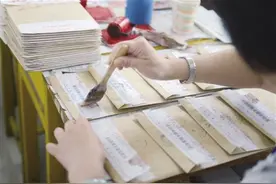 中考阅卷启动 每道题二名以上老师“背靠背”打分图片