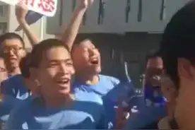 6月28日，90岁高龄的李嘉诚与二儿子李泽楷现身汕大，参加一年一度的毕业典礼。视频封面