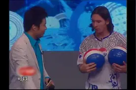 那一年，年轻腼腆的梅西被我们玩坏了，要用脚把足球踢进篮球框视频封面