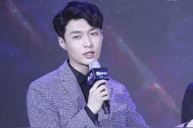 中娱：张艺兴活动发布会上实力诠释颜值安静的美男子 酒窝醉人~图片