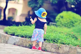 孩子排便拉出小虫 竟是开裆裤惹的祸图片