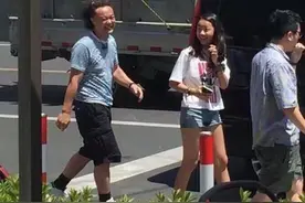 陈奕迅大裤衩长黑袜运动鞋出游，网友：品味土掉渣，爱因斯坦头图片