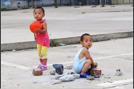 原创｜农村小孩自娱自乐，几块碎砖能玩半天图片