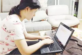 漯河女孩高考成绩比预估高40分 妈妈激动哭泣图片