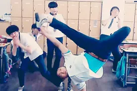 下课了，五个韩国高中生在教室里嗨了起来！图片