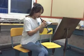 陕北女神一展唢呐神技，霸气吹奏《敢问路在何方》，绝了！图片