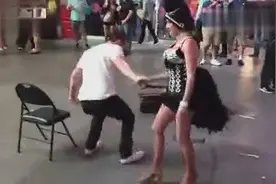 美女街头表演突然内急，结果男观众悲剧了！视频封面