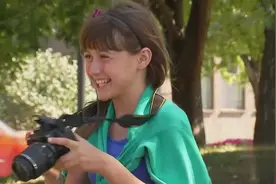 小女孩让路人帮拍照，结果一秒变身大狼狗，简直懵到怀疑人生！视频封面