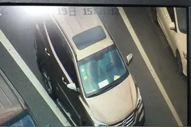 今天开始八一街上开车玩手机、抽烟都要罚图片