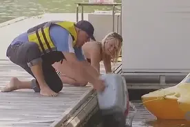 老外恶搞，小狗落入水中，急坏路人，爆笑视频封面