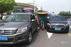 垃圾车与 “豪华奔驰” 之间的亲吻，为何赔偿费高达20万元！图片