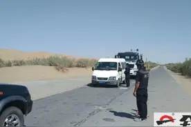 最新动态：沙漠公路抢修好再次被洪水冲毁，司机请绕行！图片