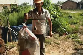 姑娘卖废品，两大袋子矿泉水瓶子，只卖到了14元，真是少的可怜视频封面