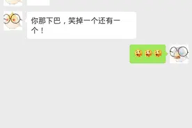 在地铁里当众接吻的小情侣，一看就知道是中学生！图片
