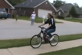 女孩骑单车想体验一把飞车的快感，结果却被摔了图片