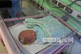 民警粪池里伸手捞出一名女婴图片