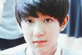 看到这个精致如画的男孩儿，才发现青春不会老，一起感谢他的陪伴图片