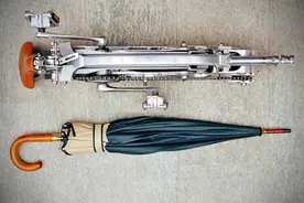 超便捷可携带的折叠自行车，折叠回来时比一把雨伞还要小图片