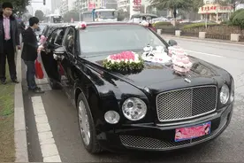 街拍三线城市豪华婚车不乏宾利劳斯莱斯奔驰玛莎拉蒂图片