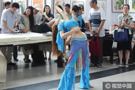 济南“艺术殿堂”美女秀性感舞姿，引市民驻足拍照图片