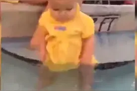 妈妈竟然用这种方法教宝宝游泳 胆子真大图片