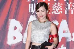 宇宙巨肺邓紫棋不穿皮裤改穿粉色系 脚踩恨天高爱吐舌头图片