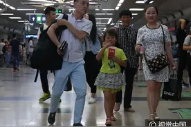 北京：“小候鸟”进京与务工父母团聚过暑假图片