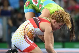 巴西里约，里约奥运会第12日：女子自由式摔跤48公斤级铜牌赛 保加利亚选手3-1胜阿根廷选手图片