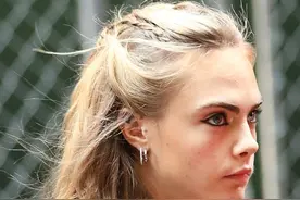 红衣少女慢些走！卡拉迪瓦伊早起面无表情没睡醒 见跟拍快步疾行秀长腿图片